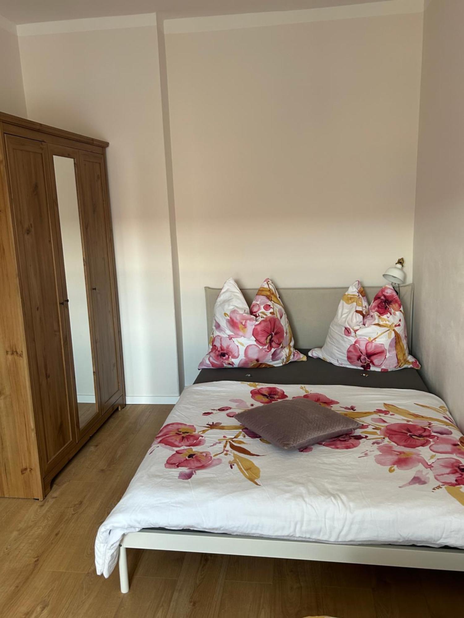 Schoene Neue 4 Zimmer Wohnung Mit Sued-Balkon Bis 8 Personen Наумбург Экстерьер фото