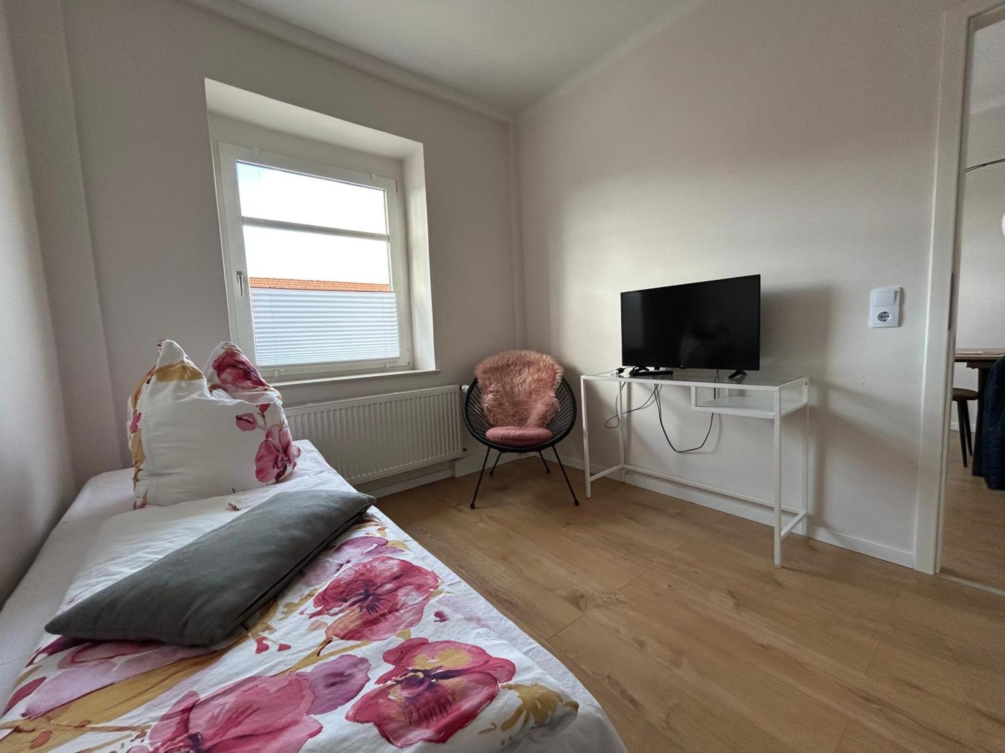 Schoene Neue 4 Zimmer Wohnung Mit Sued-Balkon Bis 8 Personen Наумбург Экстерьер фото